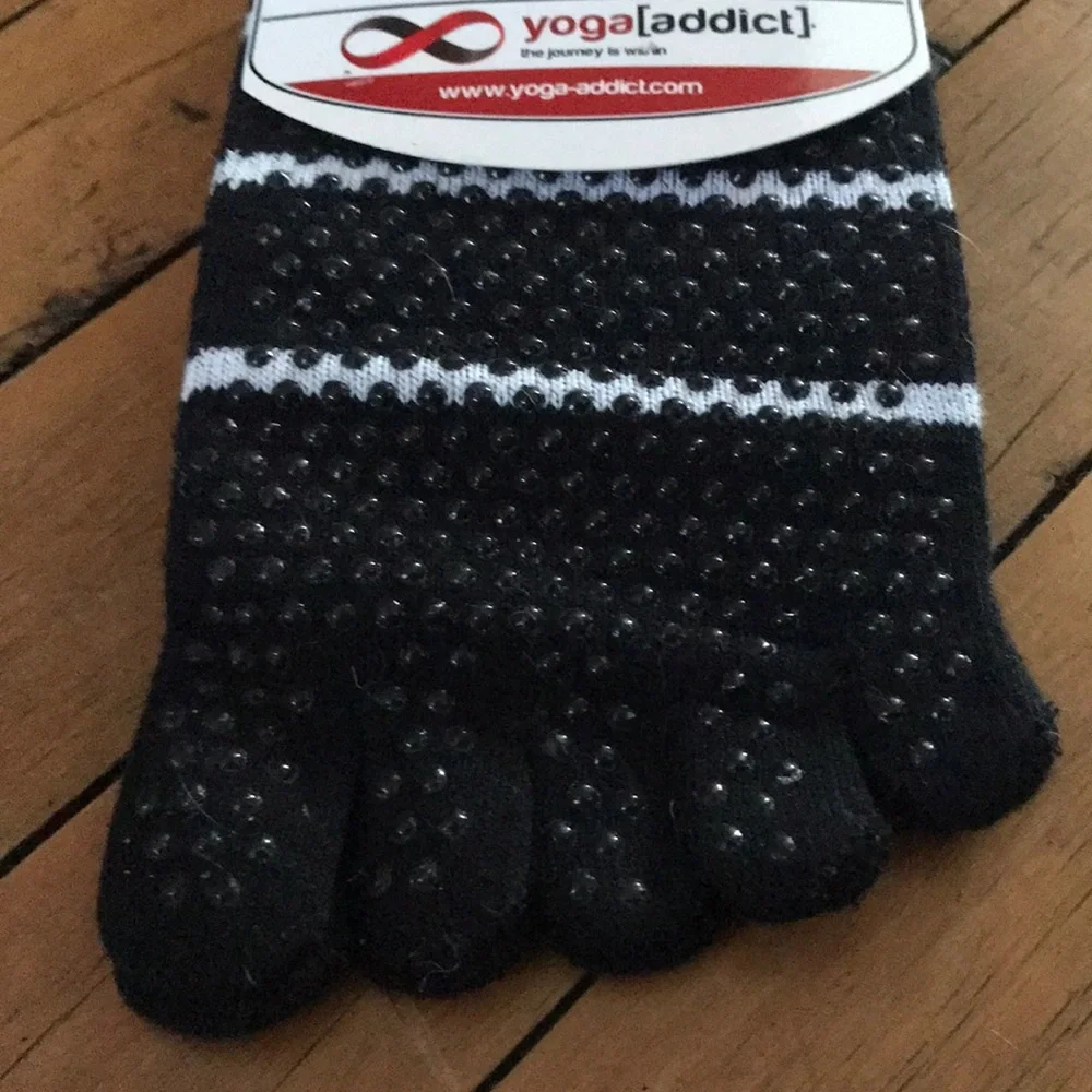 Men’s Black Toe Yoga Socks with‎ White Stripes